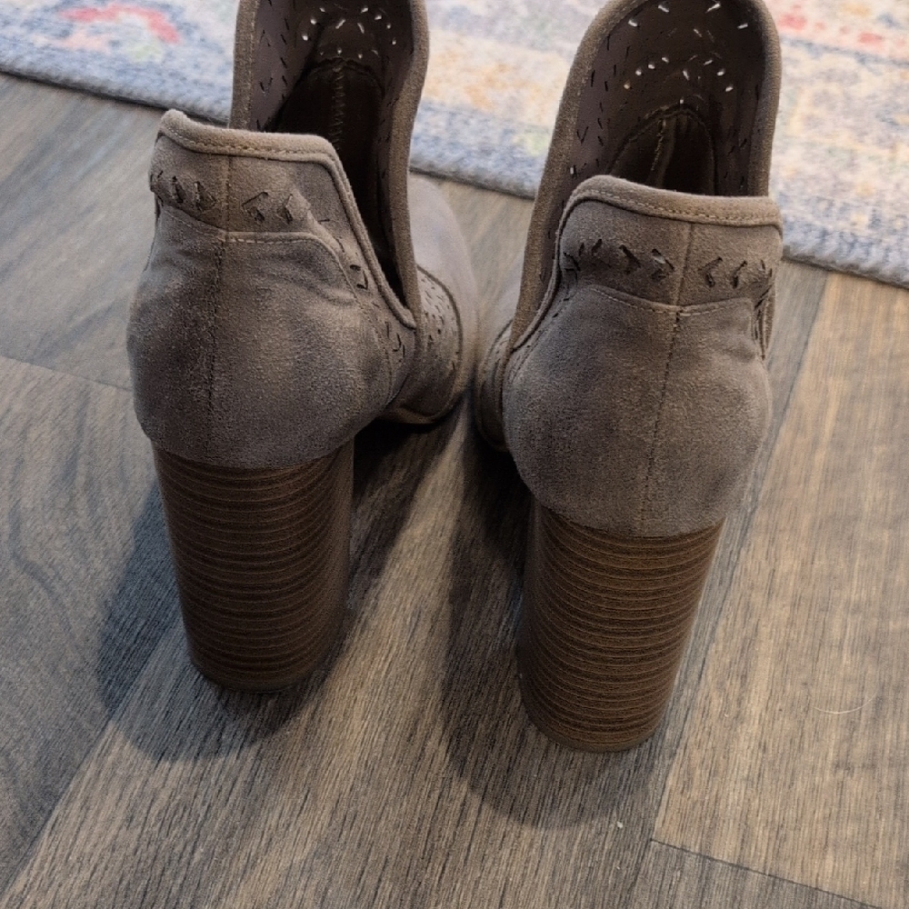 Fergalicious Harveys Gray Peep-Toe Mules. Size 11. - Picture 4 of 4